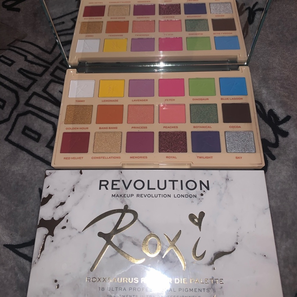 Revaluation eyeshadow pallet